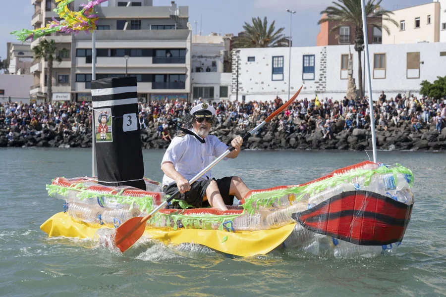 Un momento de la regata de "Achipencos" del carnaval en la Bahia de Puerto del Rosario,Fuerteventura. EFE/Carlos de Saá