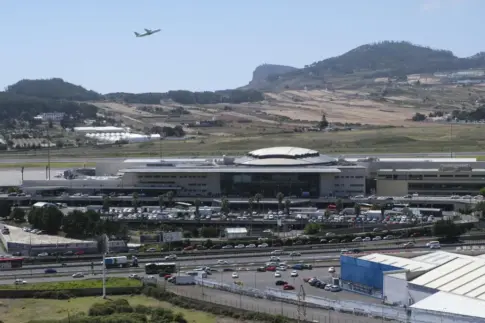 La baja visibilidad obliga a desviar once vuelos y complica la circulación en Tenerife