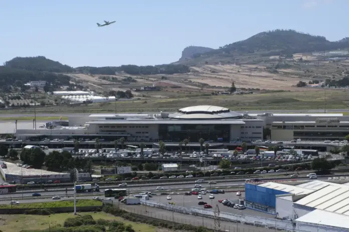 La baja visibilidad obliga a desviar once vuelos y complica la circulación en Tenerife