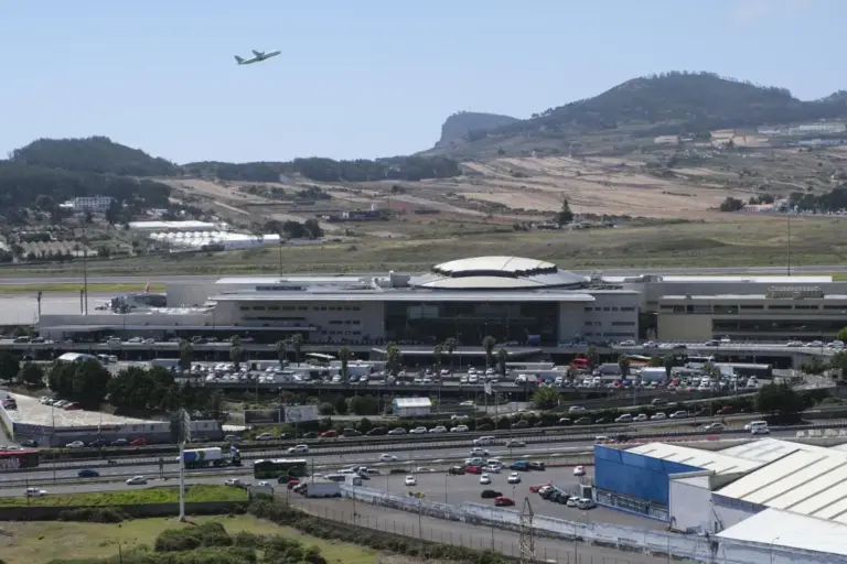 La baja visibilidad obliga a desviar once vuelos y complica la circulación en Tenerife