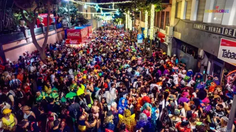 Más de 300.000 personas toman las calles de Santa Cruz de Tenerife en el primer primer fin de semana de Carnaval
