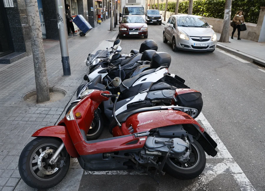 Vista de varias motos tumbadas por el viento en el centro de Barcelona. Imagen EFE