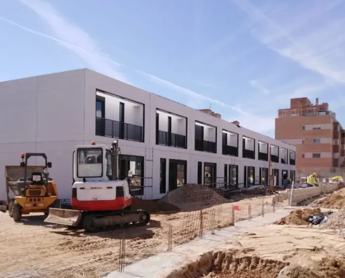 La posibilidad de optar por estas viviendas industrializadas, se debe a la rapidez en su ejecución y la excelencia constructiva