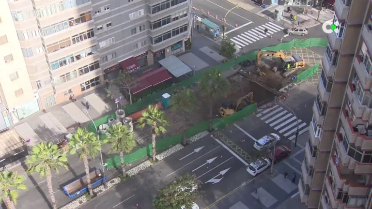 Una rotura de un colector provoca cortes en la Avenida José Mesa y López