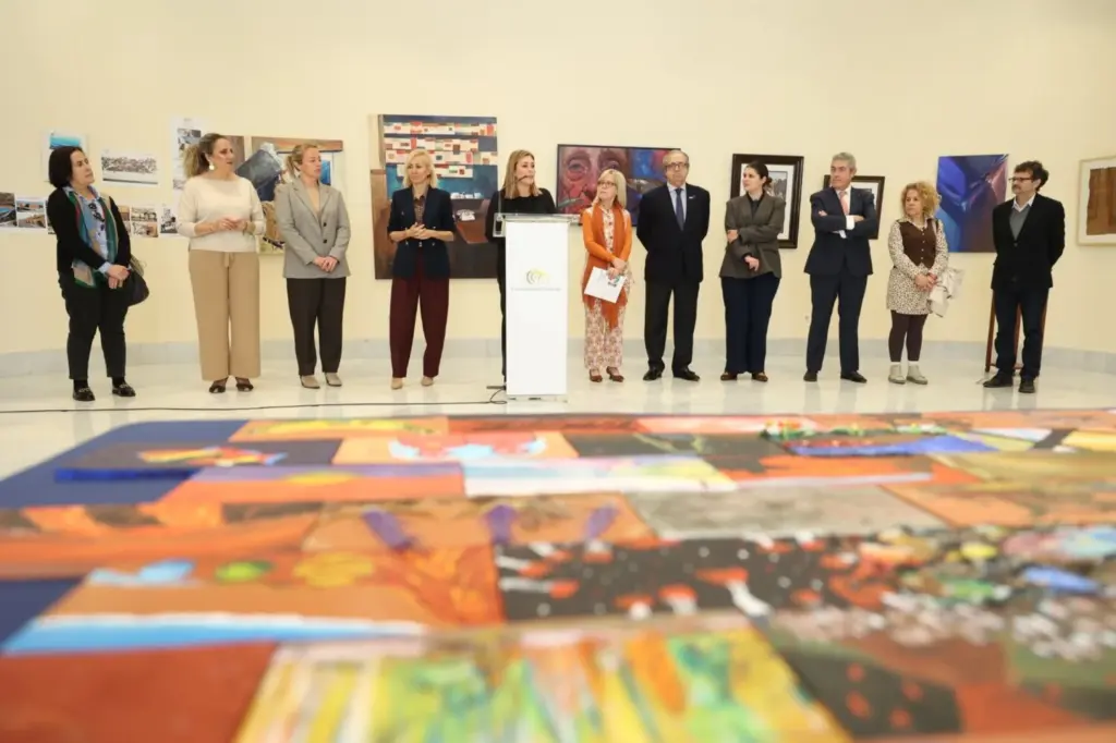 El arte se une por La Palma en la exposición “En La Palma de tu mano”