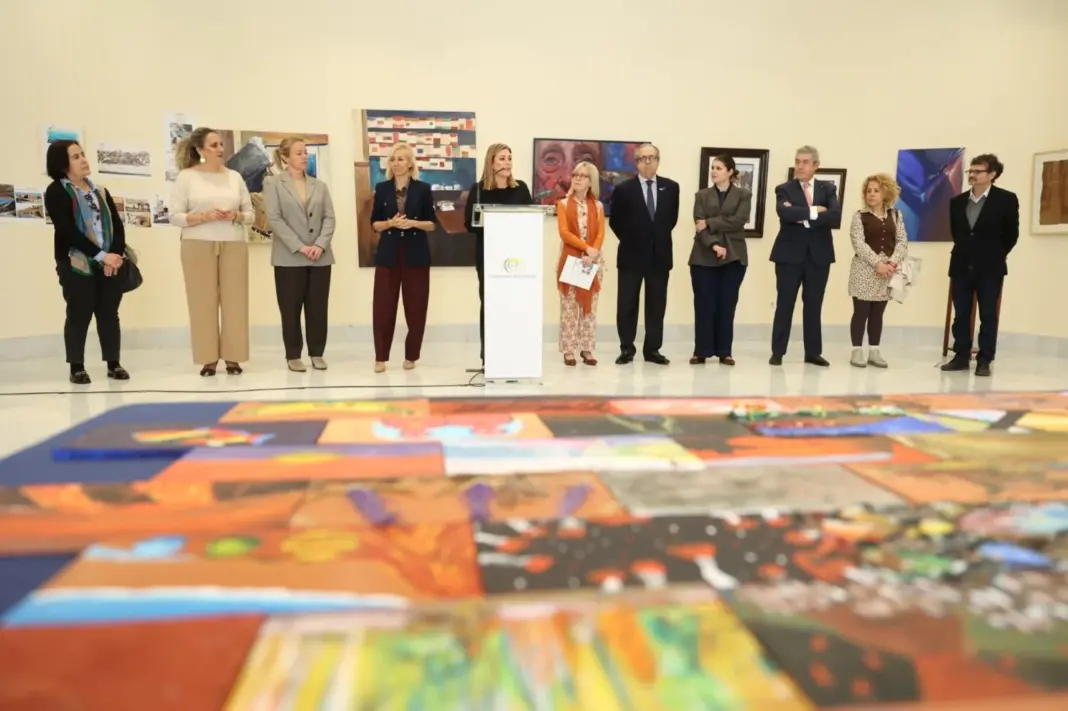 El arte se une por La Palma en la exposición “En La Palma de tu mano”