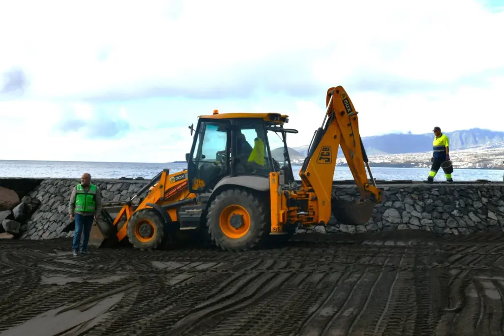 Trabajos en el litoral de El Rosario por la borrasca Therese. Imagen Ayuntamiento de El Rosario. 