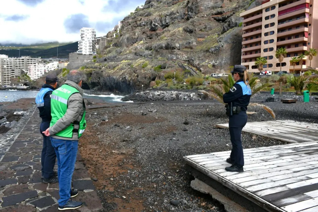 El Rosario acondiciona su litoral tras los daños provocados por la borrasca Therese