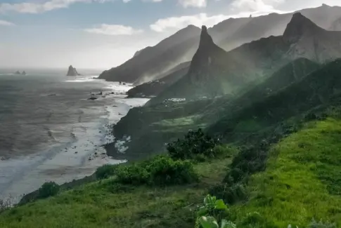La carretera de Casas de la Cumbre a Afur, en Tenerife, registra un desprendimiento que impide el tráfico en la vía