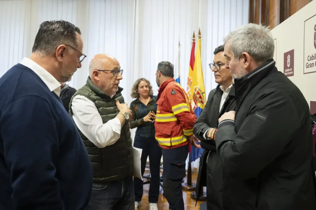El presidente del Cabildo de Gran Canaria, Antonio Morales, conversa con el presidente de Canarias, Fernando Clavijo; el consejero de Obras Públicas, Pablo Rodríguez; y el consejero de Educación, Poli Suárez. Imagen Cabildo de Gran Canaria