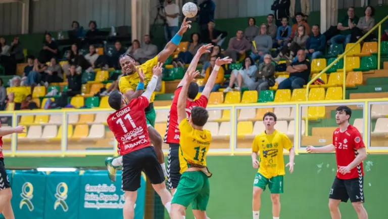El Balonmano Gáldar busca reencontrarse con la victoria en casa ante el Balonmán Lalín