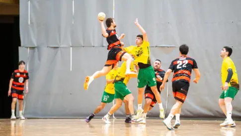 Victoria trabajada del Balonmano Gáldar ante el Balonmán Lalín en casa