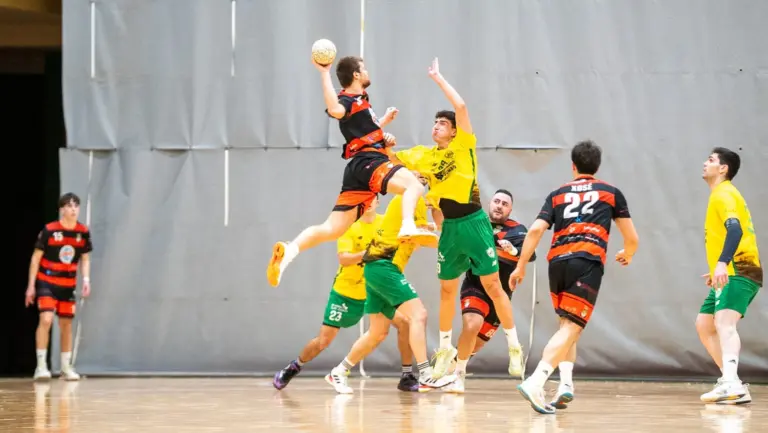 Victoria trabajada del Balonmano Gáldar ante el Balonmán Lalín en casa