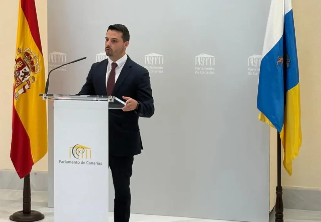 David Toledo (CC), ante los medios en su primer análisis sobre la intervención del presidente canario en el Debate sobre el Estado de la Nacionalidad. Imagen RTVC