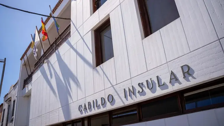 El Cabildo de El Hierro coordina el despliegue de nuevos cables submarinos