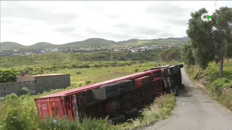 Un tráiler de 50 toneladas vuelca en Telde tras ser guiado erróneamente por el GPS