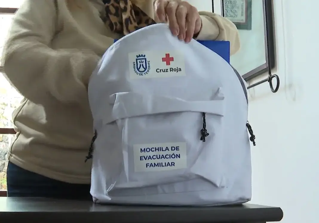Vecinos de Tenerife preparan kits de emergencia ante riesgos