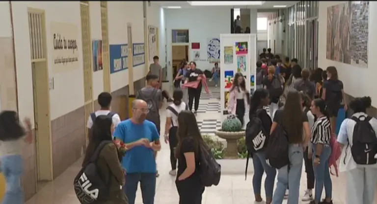 Las familias rechazan la ley de autoridad docente en el Parlamento