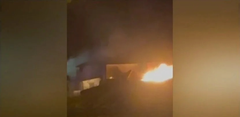 Un incendio calcina una antigua casona de tea en Breña Alta