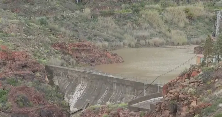 Therese mantiene a Canarias en aviso | La intensa lluvia de la noche confina a la población de Arteara y Fataga en Gran Canaria
