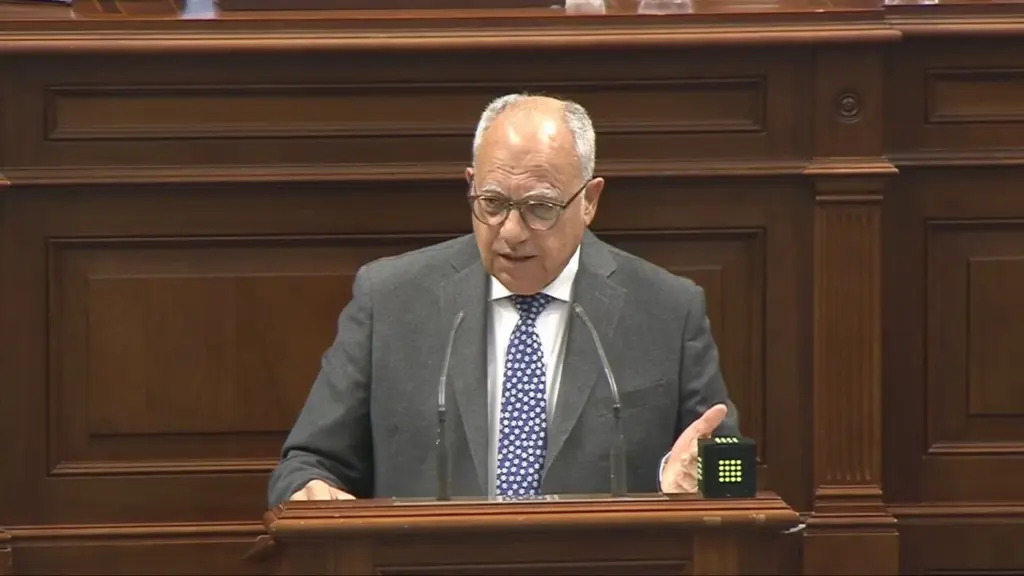 Casimiro Curbelo (ASG), durante su intervención en el Debate sobre el Estado de la Nacionalidad Canaria. Imagen RTVC