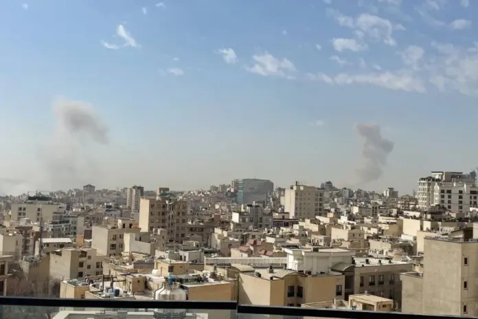 Columnas de humo de bombardeos sobre Irán. Imagen Tasnim News Agency / ZUMA Press Wi / DPA 