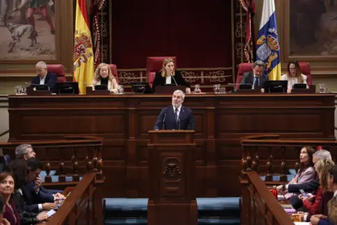 Primeras reacciones de los grupos parlamentarios al discurso de Clavijo en el Debate sobre el Estado de la Nacionalidad