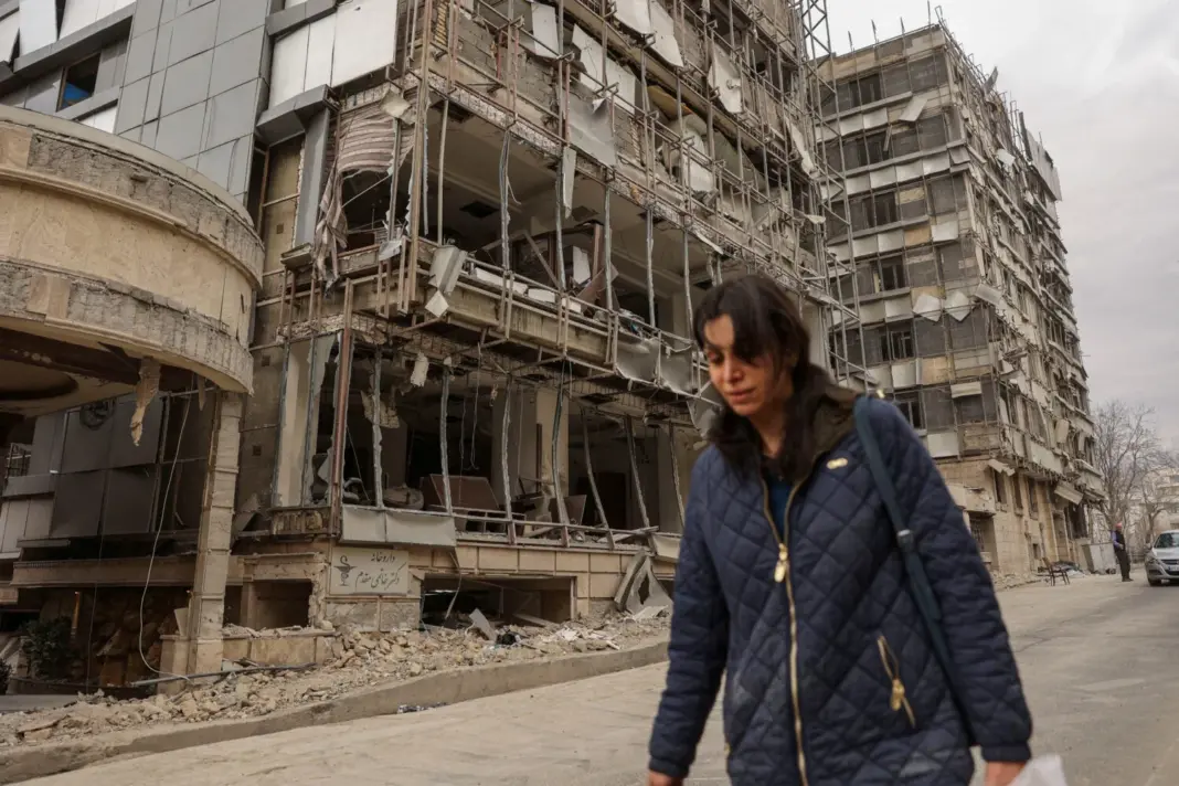 Una mujer camina por la calle después de un ataque israelí y estadounidense al Hospital Hotel Gandhi, en medio del conflicto entre Estados Unidos e Israel con Irán, en Teherán, Irán, el 2 de marzo de 2026. Reuters