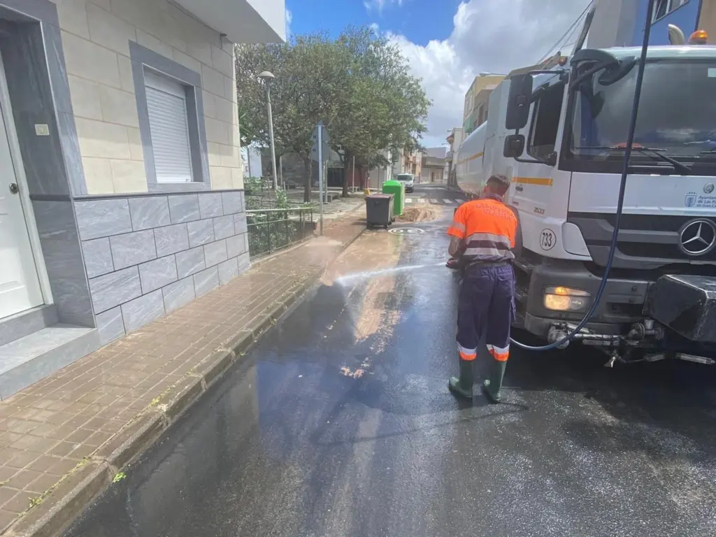 Labores de limpieza en las vías del municipio. Imagen Ayuntamiento de Las Palmas de Gran Canaria