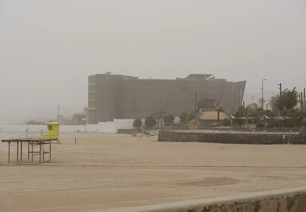 Canarias entra en prealerta por un doble episodio de calima y fuertes vientos