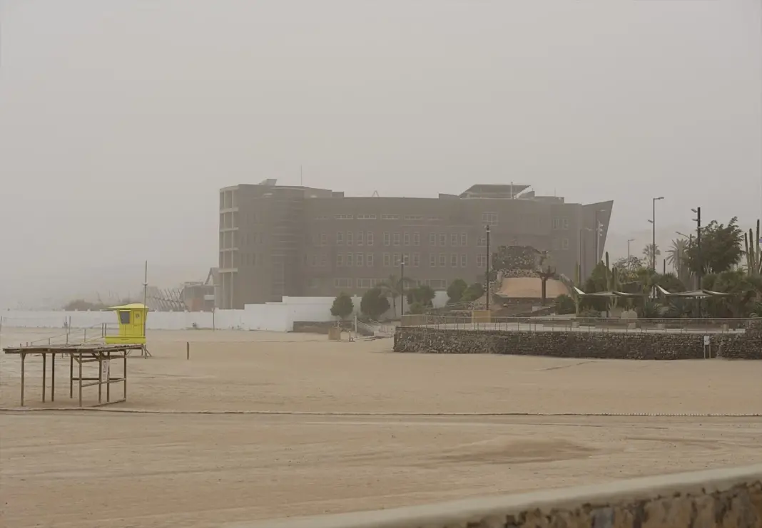 Canarias entra en prealerta por un doble episodio de calima y fuertes vientos