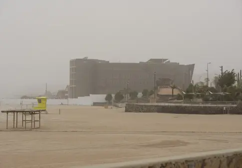 Canarias entra en prealerta por un doble episodio de calima y fuertes vientos