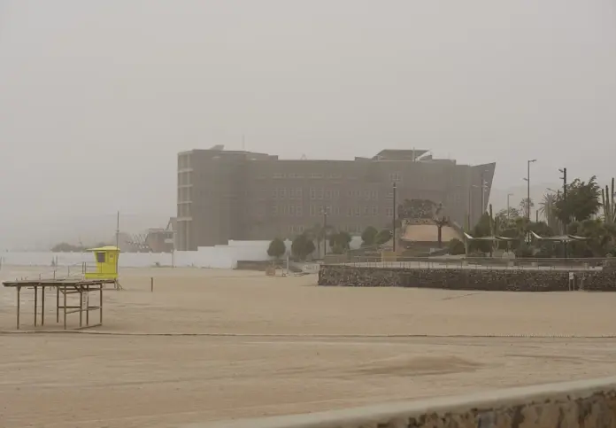 Canarias entra en prealerta por un doble episodio de calima y fuertes vientos