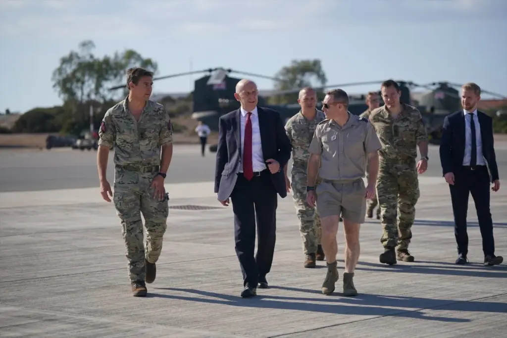 El ministro de Defensa de Reino Unido, John Healey, en una visita a la base de la Fuerza Aérea británica de Akrotiri, en Chipre - Yui Mok/PA Wire/dpa