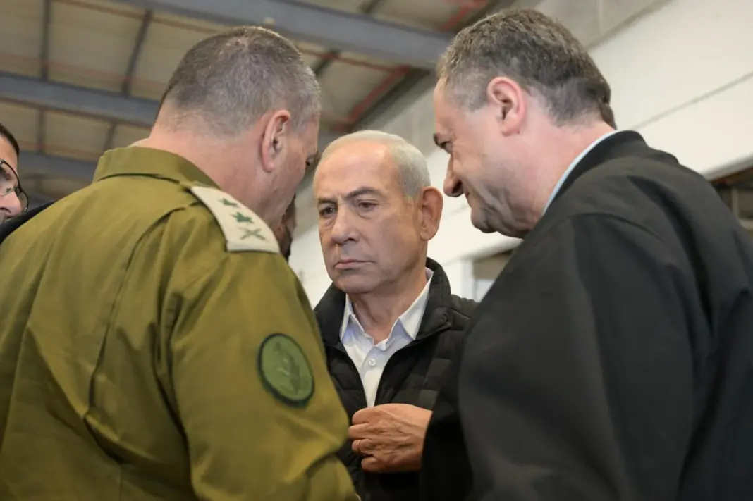 El pimer ministro israelí, Benjamin Netanyahu (C), visita la Base Aérea de Palmachim acompañado por el ministro de Defensa, Israel Katz (D), y el jefe de Estado Mayor de las FDI, Eyal Zamir (I) - Europa Press/Contacto/Maayan Toaf/Israel Gpo