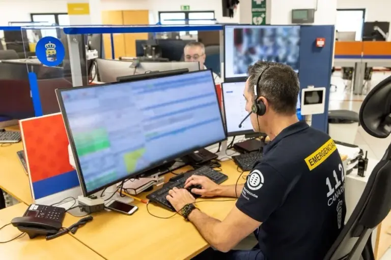 Seis heridos, dos graves, en una colisión con un camión en Yaiza