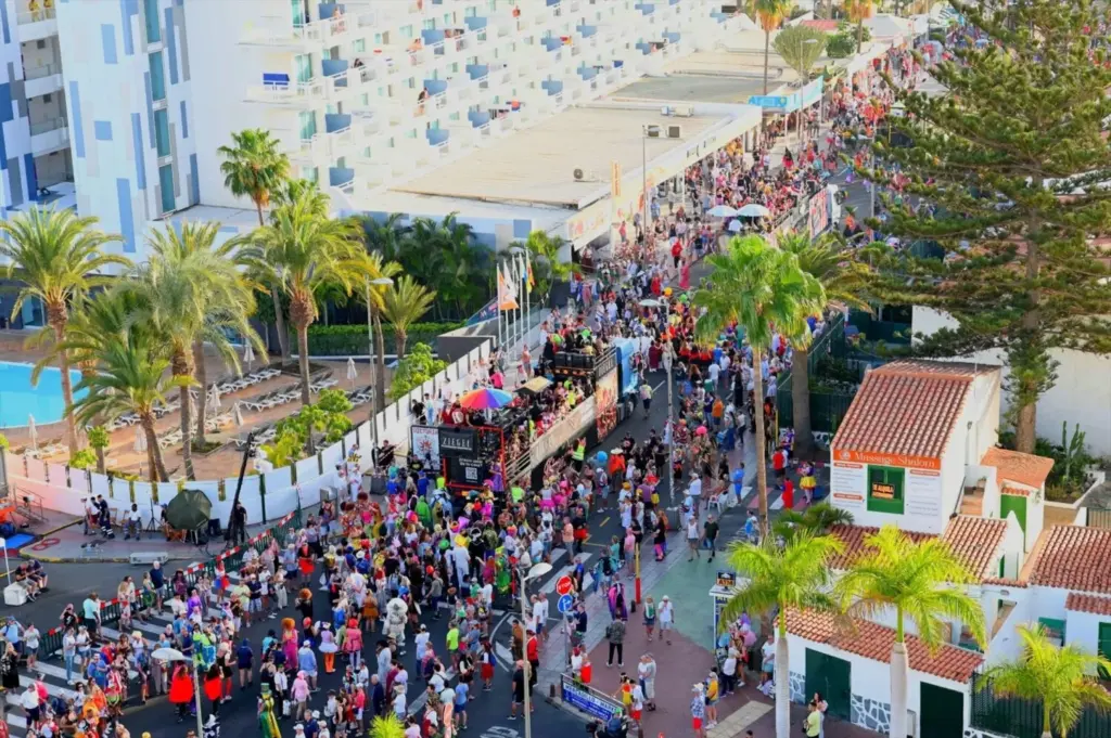 El Carnaval Internacional de Maspalomas (Gran Canaria) celebra este sábado su Gran Cabalgata
