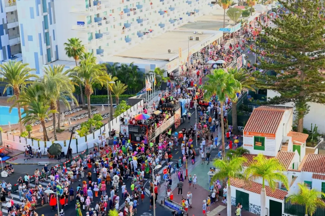 El Carnaval Internacional de Maspalomas (Gran Canaria) celebra este sábado su Gran Cabalgata