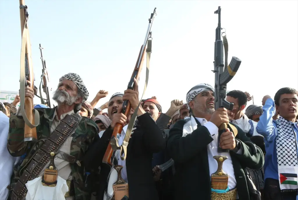 Manifestantes alzan armas y gritan consignas durante una concentración para celebrar un alto el fuego entre Israel y Hamás, en Saná, Yemen, el 10 de octubre de 2025. Miles de partidarios del grupo hutí de Yemen se congregaron el viernes en la capital, Saná, para celebrar un alto el fuego entre Israel y Hamás, calificándolo como una victoria para los palestinos.