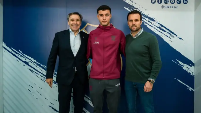 El delantero canterano Fran Sabina renueva con el Tenerife hasta 2028