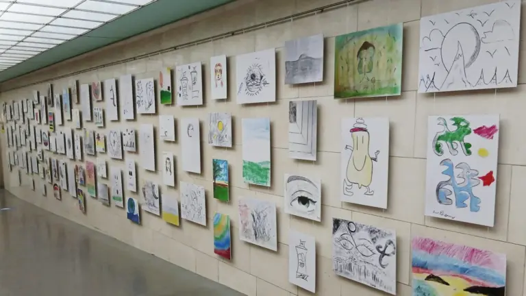 El HUC inaugura la exposición ‘Pintar es una medicina’ con 96 dibujos realizados por pacientes pediátricos