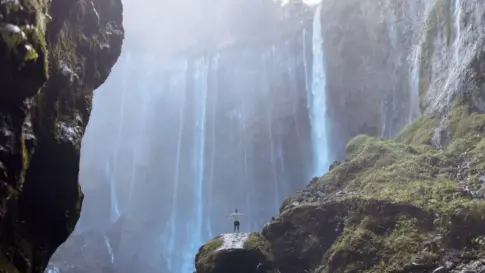 ‘Islas Felices’ se sumerge entre volcanes y cascadas en Grecia, Indonesia y Canarias