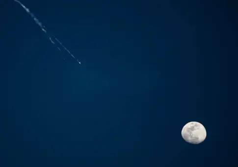 Irán anuncia la suspensión de sus bombardeos a sus vecinos regionales pero se reserva el derecho a contraatacar