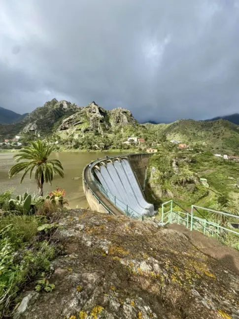 Vallehermoso fija un sistema de acceso a la presa de La Encantadora ante la afluencia de visitantes
