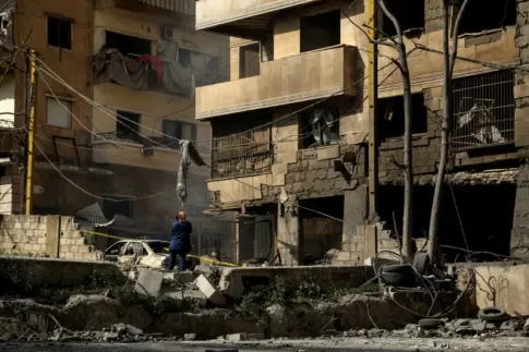 Mueren 12 sanitarios en un ataque contra un centro médico del Líbano