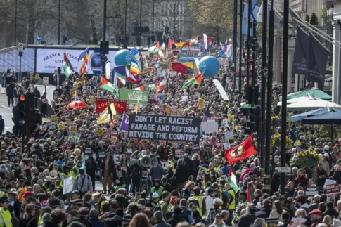Decenas de miles de manifestantes marchan contra la ultraderecha en Londres