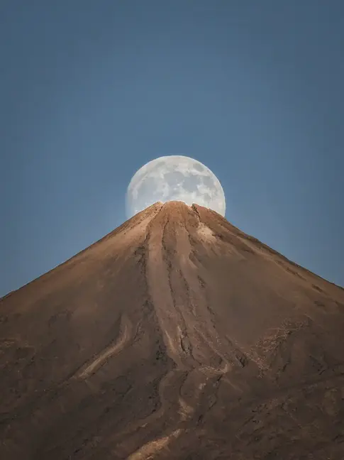 ‘Luna en Tenerife’, la fotografía del Teide seleccionada por National Geographic