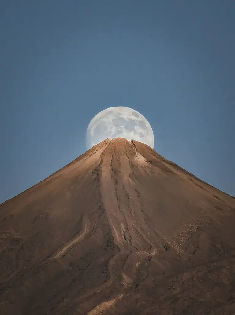 ‘Luna en Tenerife’, la fotografía del Teide seleccionada por National Geographic