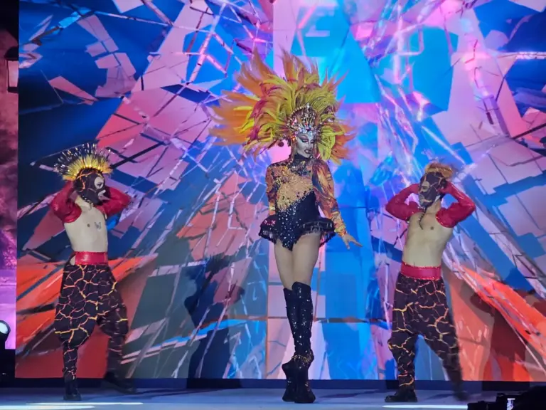 Miss Daneyden se alza con la Corona Bermeja en una novedosa y exitosa gala drag en Telde