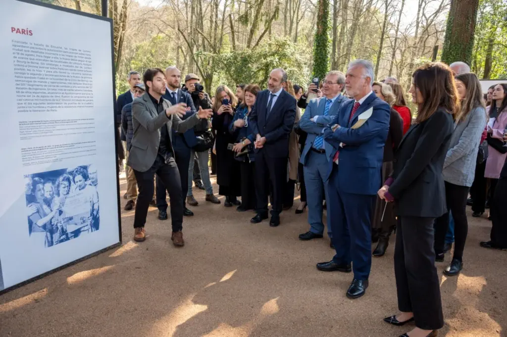 Ángel Víctor Torres homenajea a ‘la Nueve’ en una exposición sobre la liberación de París